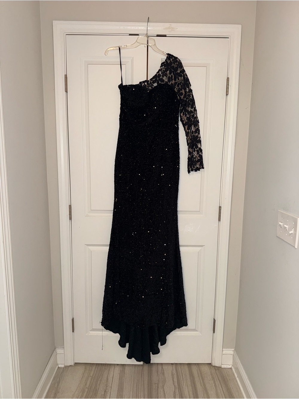 Elegant One-Shoulder Black Sequin Evening Dress with Lace Sleeve